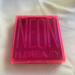 HUDA BEAUTY Neon Pink Eyeshadow Palette